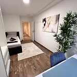 Designer In Erstbezug 75 Tv Mit Netflix Und Offene Kueche Wehome Premium Sinsheim