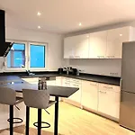 Designer In Erstbezug 75 Tv Mit Netflix Und Offene Kueche Wehome Premium Sinsheim