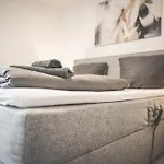 Designer In Erstbezug 75 Tv Mit Netflix Und Offene Kueche Wehome Premium