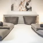 Appartement Designer In Erstbezug 75 Tv Mit Netflix Und Offene Kueche Wehome Premium Sinsheim